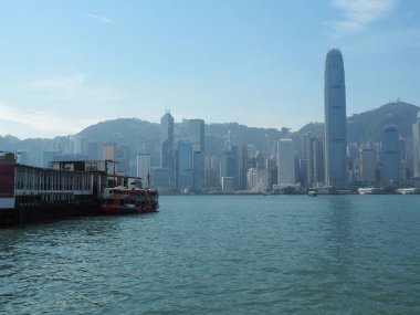 Kowloon'dan görülen Hong Kong silueti.