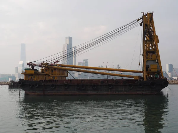 Un barco derrick en el puerto de Hong Kong . —  Fotos de Stock