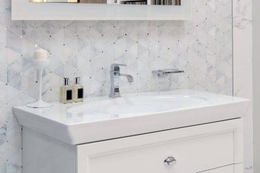 granit dekorlu beyaz banyo