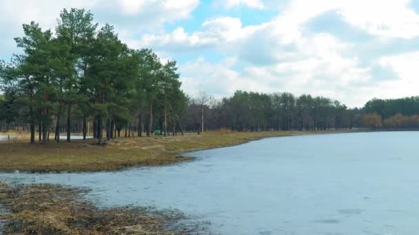 Horské jezero s tyrkysovou vodou a zelenými stromy. Odraz ve vodě. Krásná jarní krajina s horami, lesem a jezerem. — Stock video