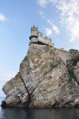 Denizin üzerinde bir kaya üzerinde kale kuleleri