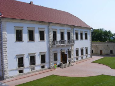 Bir kale kırmızı çatılı