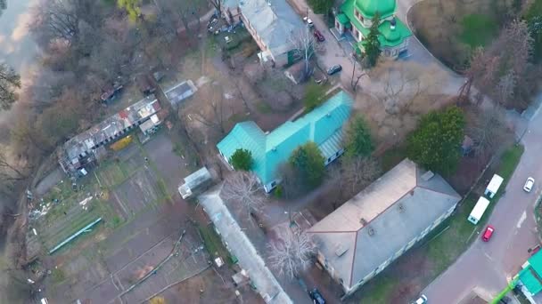 Volando sobre el monasterio cerca del río en el bosque — Vídeos de Stock