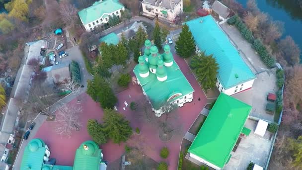 Survoler le monastère près de la rivière dans la forêt — Video