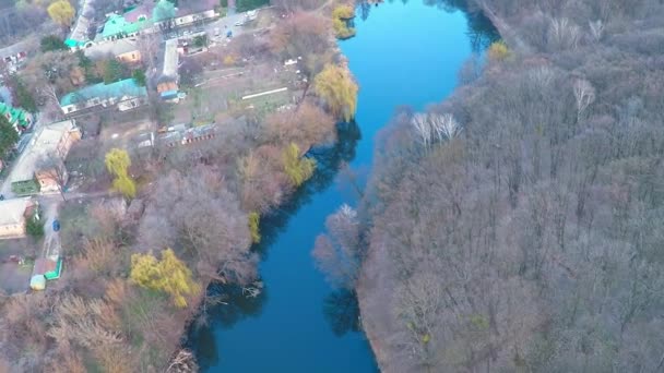 Літаючи над монастирем біля річки в лісі — стокове відео