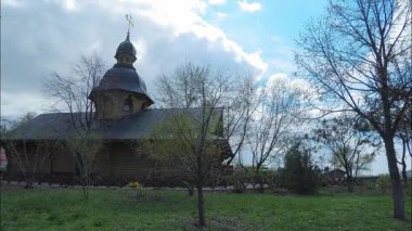 4k zaman atlamalı. Kiev şehrinin parkta altın bir haç ile eski Rus tarzıahşap kilise