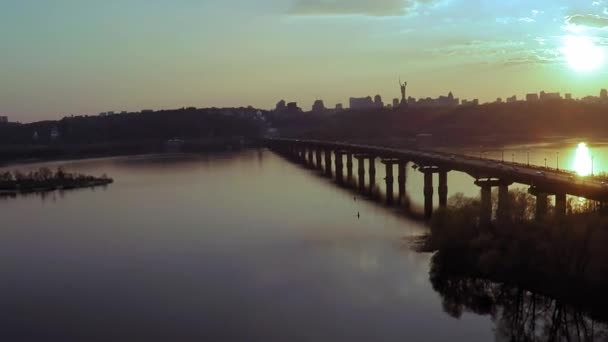 Vista aérea del puente sobre el ancho río Dniéper en Kiev antes del atardecer en primavera — Vídeos de Stock