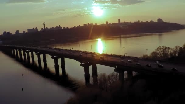 Vue aérienne du pont sur le large fleuve Dniepr à Kiev avant le coucher du soleil au printemps — Video