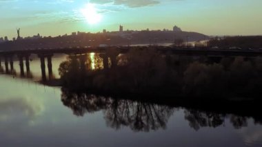 İlkbaharda gün batımından önce Kiev geniş Dinyeper nehri boyunca Köprü havadan görünümü