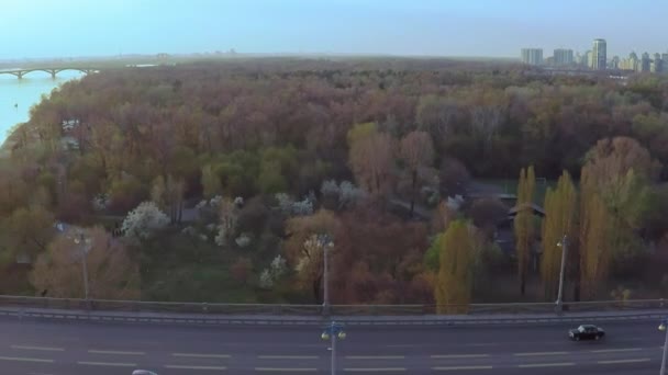 Vista aérea del puente sobre el ancho río Dniéper en Kiev antes del atardecer en primavera — Vídeos de Stock