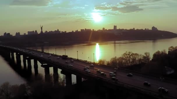 Letecký pohled na most přes širokou řeku Dnieper v Kyjevě před západem slunce na jaře — Stock video
