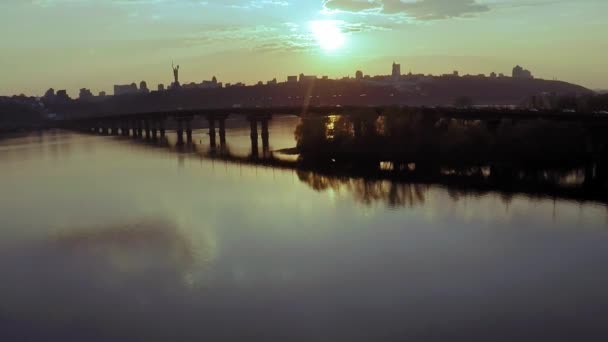 Pemandangan udara Jembatan di seberang sungai Dnieper yang luas di Kiev sebelum matahari terbenam di musim semi — Stok Video