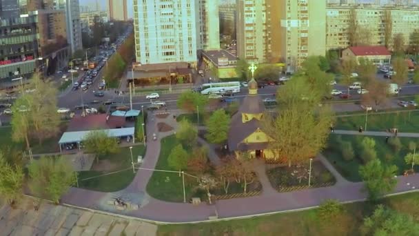 Vista aérea de uma igreja de madeira com uma grande cruz dourada perto do rio Dnieper em Kiev — Vídeo de Stock