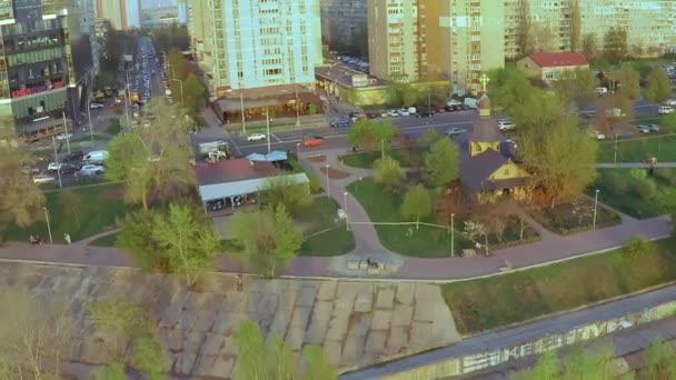 Letecký pohled na dřevěný kostel s velkým zlatým křížkem poblíž široké řeky Dnieper v Kyjevě — Stock video