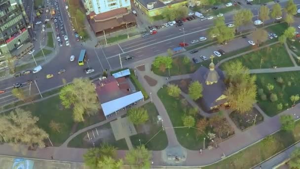 Luchtfoto van een houten kerk met een groot gouden kruis in de buurt van de brede rivier de Dnjepr in Kiev — Stockvideo