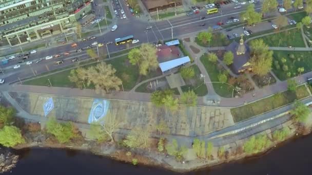 Luchtfoto van een houten kerk met een groot gouden kruis in de buurt van de brede rivier de Dnjepr in Kiev — Stockvideo