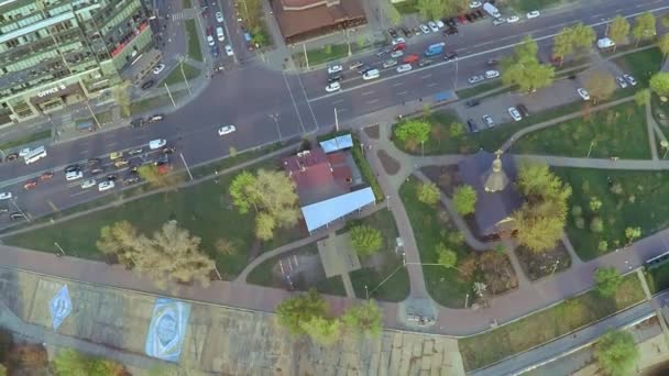 Luchtfoto van een houten kerk met een groot gouden kruis in de buurt van de brede rivier de Dnjepr in Kiev — Stockvideo