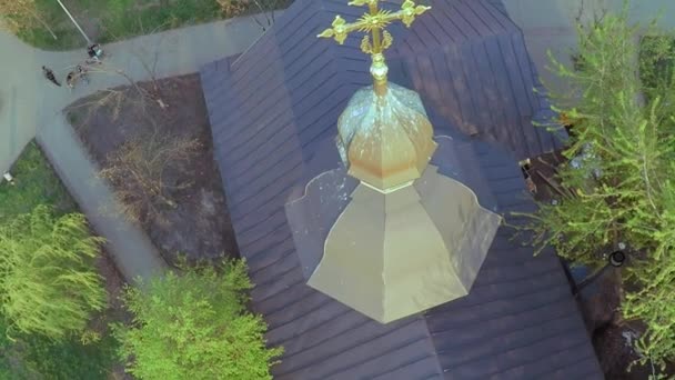 Luchtfoto van een houten kerk met een groot gouden kruis in de buurt van de brede rivier de Dnjepr in Kiev — Stockvideo