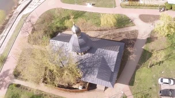 Pemandangan udara dari sebuah gereja kayu dengan salib emas besar di dekat sungai Dnieper di Kiev — Stok Video