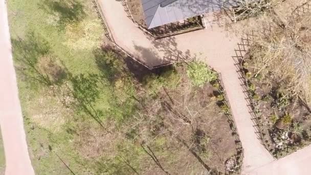 Vista aérea de una iglesia de madera con una gran cruz dorada cerca del ancho río Dniéper en Kiev — Vídeos de Stock