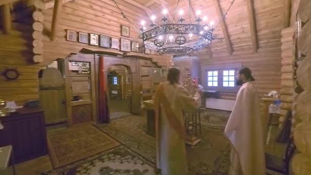 Christelijke Goddelijke dienst in een orthodoxe houten Russische kerk — Stockvideo