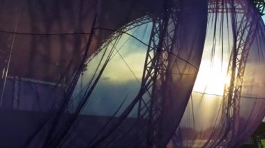 Gün batımında çırpınan kumaş