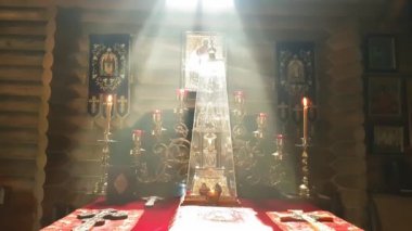 Duman ile Kiev Ortodoks ahşap kilisenin sunak bak