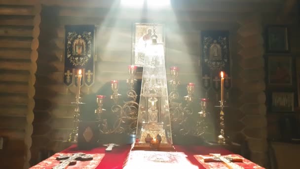 Siehe im Altar der orthodoxen Holzkirche in Kiev mit Rauch — Stockvideo