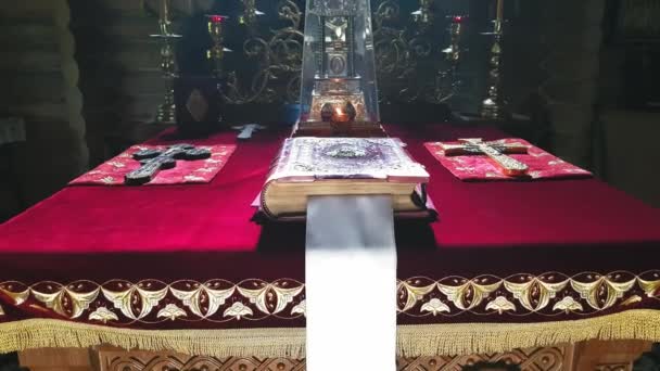 Див у вівтарі Православної дерев'яної церкви в Києві з димом — стокове відео