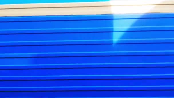 Twee blauwe passagierstreinen zijn divergerende — Stockvideo