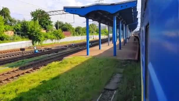 鉄道駅で青色の旅客列車が呼び出す — ストック動画