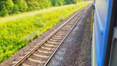 Tren penceresinden demiryolu raylarının görünümü
