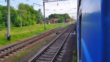 Tepeler ve ormanile güzel bir manzara üzerinde yüksek hızlı tren manzarası. Arabanın penceresinden manzara, otobüs, tren. Güneşli bir günde trenden yolculuk