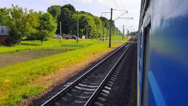 O trem de passageiros retorna para a esquerda. A vista da janela do carro, ônibus, trem. Viagem do trem em um dia ensolarado — Vídeo de Stock