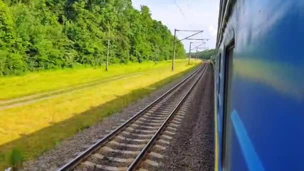 Pociąg pasażerski wraca w lewo. Widok z okna samochodu, autobusu, pociągu. Podróż z pociągu w słoneczny dzień — Wideo stockowe