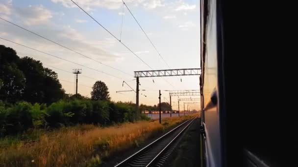 Výhled z vysokorychlostního vlaku na krásnou scenérii s kopci a lesem před západem slunce. Výhled z okna auta, autobusu, vlaku. Cesta vlakem za slunečného dne — Stock video