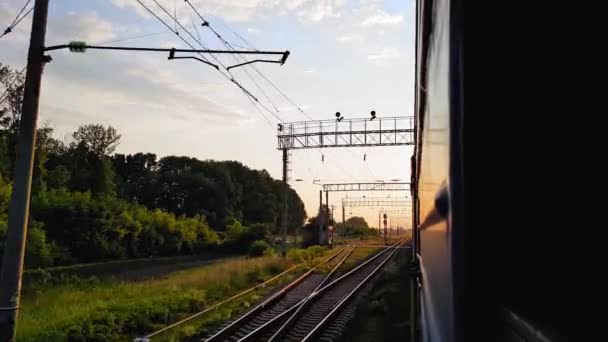 La vista desde el tren de alta velocidad en el hermoso paisaje con colinas y bosques antes del atardecer. La vista desde la ventana del coche, autobús, tren. Viaje desde el tren en un día soleado — Vídeos de Stock