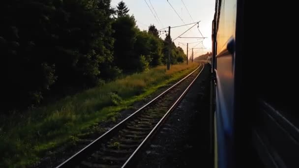 Výhled z vysokorychlostního vlaku na krásnou scenérii s kopci a lesem před západem slunce. Výhled z okna auta, autobusu, vlaku. Cesta vlakem za slunečného dne — Stock video