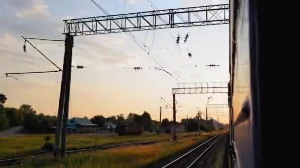 Вид со скоростного поезда на красивый пейзаж с горлышками и лесом перед закатом. Вид из окна машины, автобуса, поезда. Путешествие из поезда в солнечный день — стоковое видео