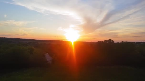 A kilátás a vonat a gyönyörű táj dombok és erdők naplemente előtt. A kilátás az ablakon az autó, busz, vonat. Utazás a vonattól. — Stock videók