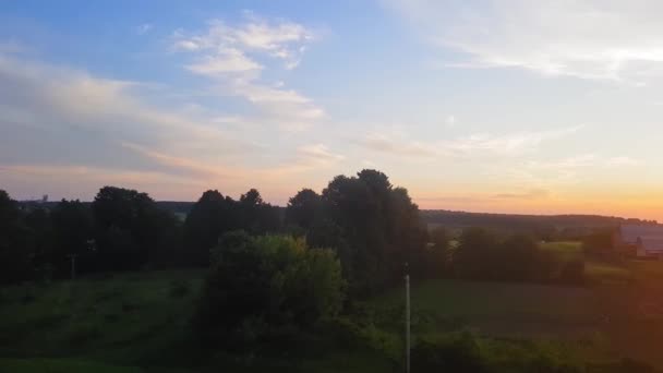 Der Blick aus dem Zug auf die schöne Landschaft mit Hügeln und Wäldern vor Sonnenuntergang. der Blick aus dem Fenster des Autos, Busses, Zuges. Anreise vom Zug. — Stockvideo