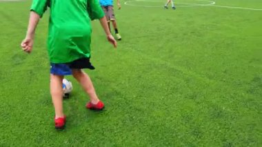 Yard futbol, çocuklar ve yetişkinler futbol sahasında oynamak