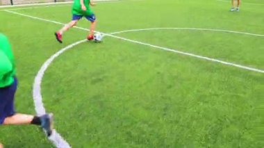 Yard futbol, çocuklar ve yetişkinler futbol sahasında oynamak
