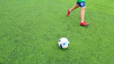 Yard futbol, çocuklar ve yetişkinler futbol sahasında oynamak