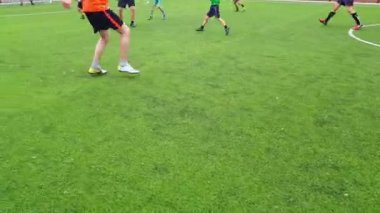 Yard futbol, çocuklar ve yetişkinler futbol sahasında oynamak