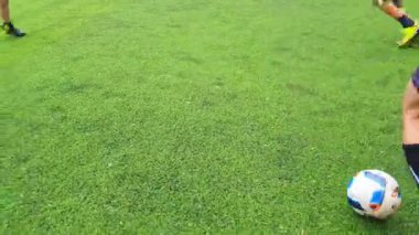 Yard futbol, çocuklar ve yetişkinler futbol sahasında oynamak