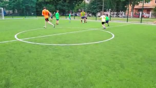 Hoffußball, Kinder und Erwachsene spielen auf dem Bolzplatz — Stockvideo