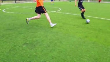Yard futbol, çocuklar ve yetişkinler futbol sahasında oynamak