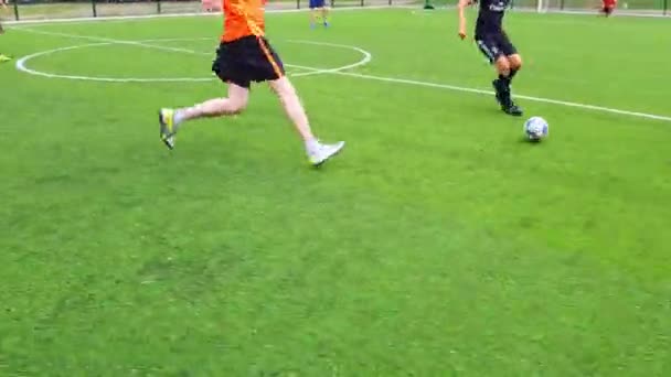 Hoffußball, Kinder und Erwachsene spielen auf dem Bolzplatz — Stockvideo