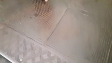 Güzel kız lisansüstü ustası üniversitede merdivenlerden çıkıyor
